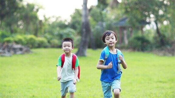 孩子们走路上学