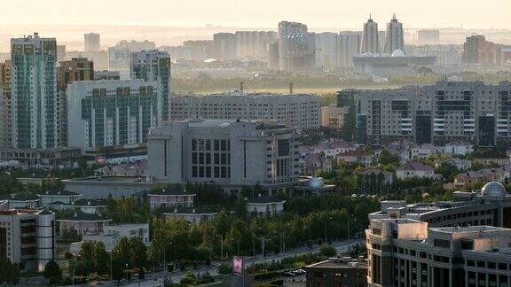俯瞰哈萨克斯坦阿斯塔纳市中心和中央商务区Timelapse的清晨美景