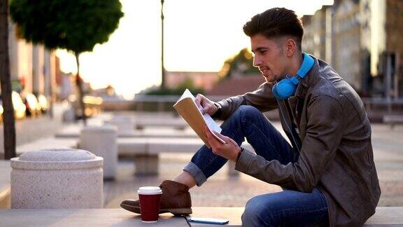 深色头发的男性在户外看书