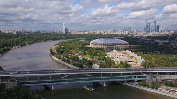 俄罗斯晴天莫斯科河城市景观luzniki体育场航拍全景4k
