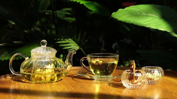 茶壶放在有阳光的桌子上
