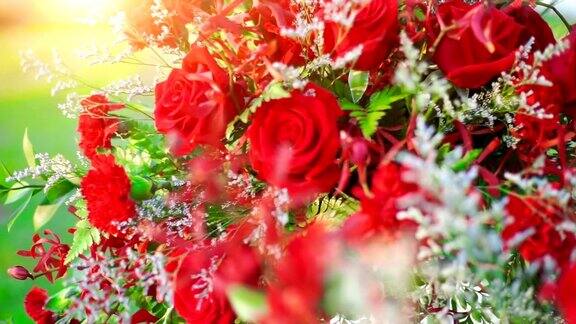 用红玫瑰花束装饰婚礼