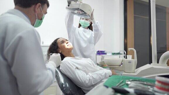 4K男牙医为女病人检查牙齿