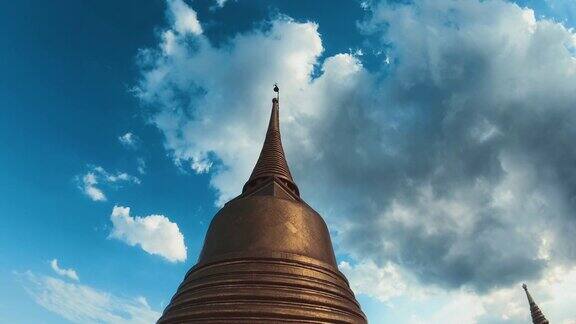 从参观曼谷寺庙的游客的观点-WatSaket
