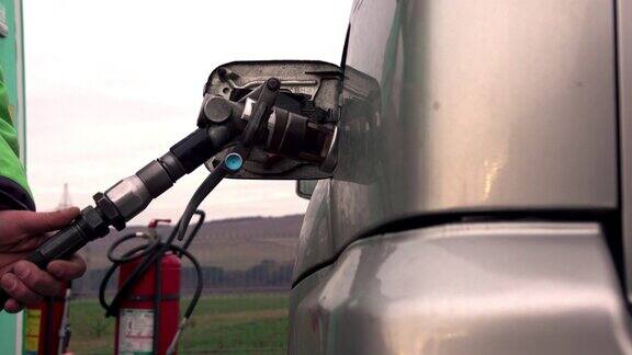 加油站为汽车加注石油气
