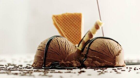 将巧克力酱浇在巧克力冰淇淋上