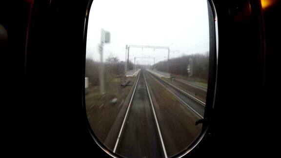 从窗口看到最后一节或几节火车车厢枕木和铁轨跑向远方
