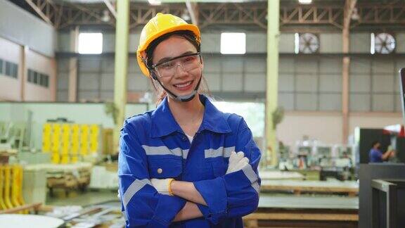 在工厂仓库工作的亚洲女工肖像有魅力的女性工业工程师在制造工厂独自处理订单和产品然后微笑着看着相机