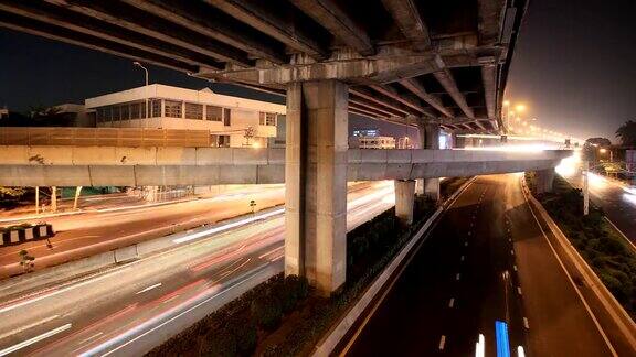 高速公路多车道行驶时间在夜间流逝