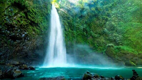 巴厘岛Nungnung瀑布的美景
