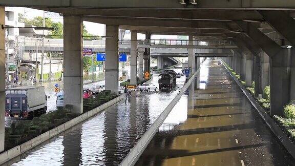 汽车在淹水的道路上行驶