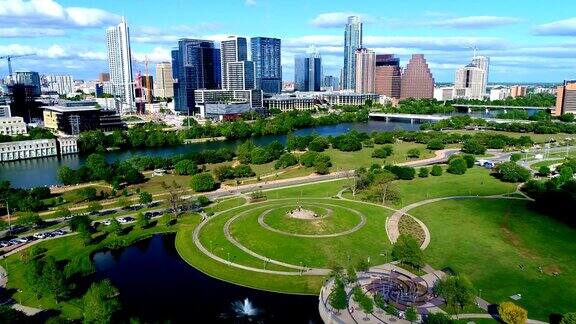 喷泉和山顶田野开放公园奥斯汀德克萨斯州首都城市无人机视图