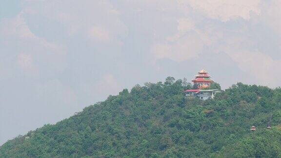 泰国Ratchaburi省山顶上的WatHongHoi庙宝塔