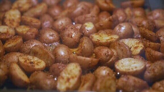 烤箱里金黄色的烤土豆