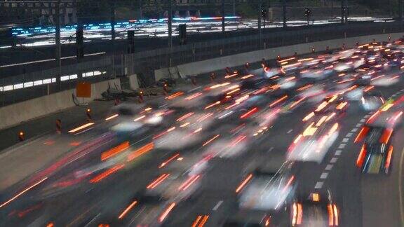 延时摄影夜间高速公路上行驶的汽车