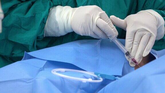 麻醉医师在大手术前对患者进行中心静脉压力监测