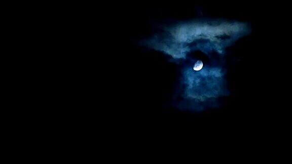 乌云密布的夜空中乌云笼罩着月亮