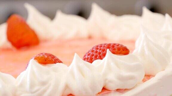 厨师的手装饰草莓蛋糕