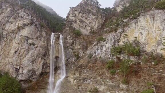 瀑布和山溪鸟瞰图