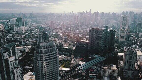 曼谷的摩天大楼和交通