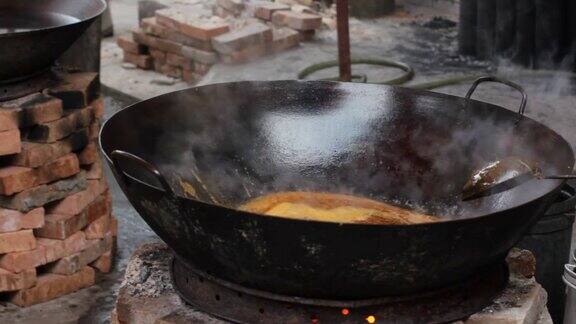 中国厨师在热锅中加入酱汁