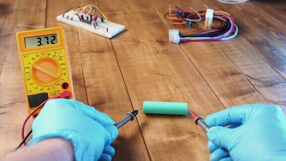 一个人用万用表测量锂离子电池