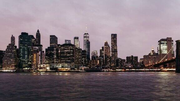 黄昏到夜晚夜幕降临在美国纽约曼哈顿金融区