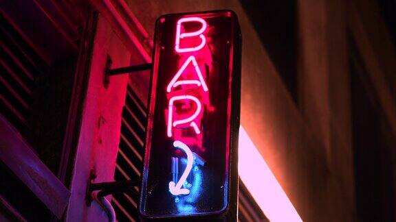 霓虹酒吧标志中拍夜生活城市生活和社交聚会