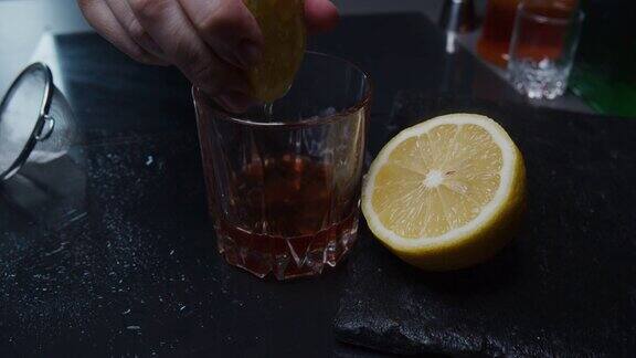 用橙汁、蜂蜜、橙皮和柠檬汁调制鸡尾酒