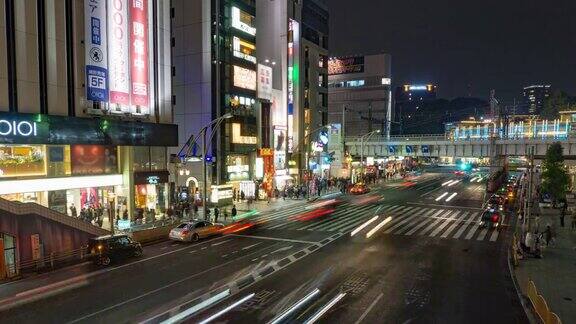 镜头平移:行人拥挤的穿过东京上野站