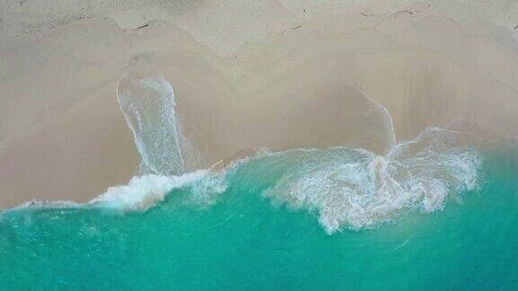 抽象在巴厘岛田园诗般的白色沙滩与破碎的海浪