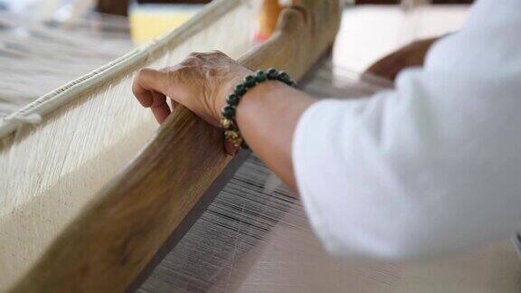 泰国传统手工编织白棉在手工木织机上