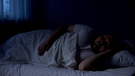 肥胖男性晚上在床上翻来覆去睡眠障碍失眠呼吸暂停