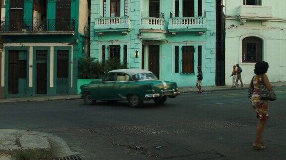 哈瓦那的老爷车在十字路口等待转弯