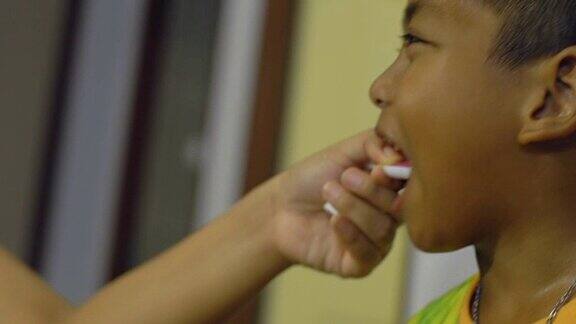 生病的男孩正在服用止咳糖浆