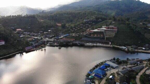鸟瞰图的湖在早上在班若泰