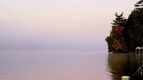 延时拍摄:加拿大安大略省阿尔冈昆省公园湖上朦胧的日出