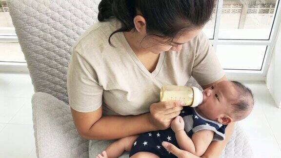 亚洲母亲正在喂她刚出生的男婴