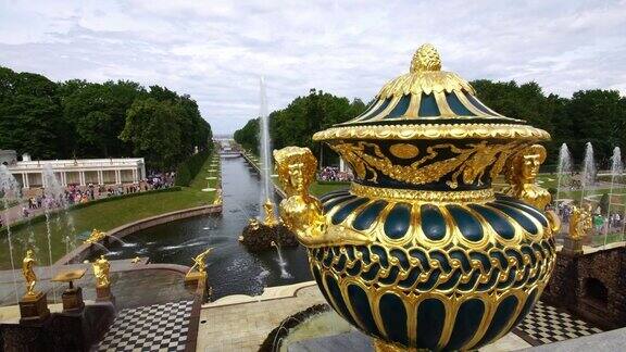 俄罗斯圣彼得堡彼得霍夫大皇宫公园的喷泉和花瓶的跟踪拍摄