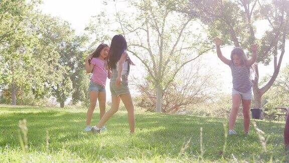 一群年轻女孩和朋友在公园里翻跟头用慢动作拍摄