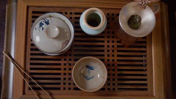 师傅将茶水从白杯倒入茶碗中中国茶道