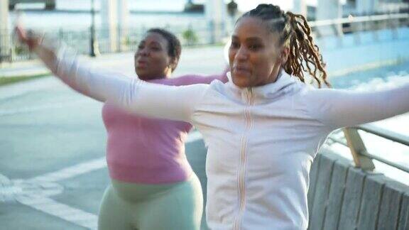 两个非裔美国女人在户外做开合跳
