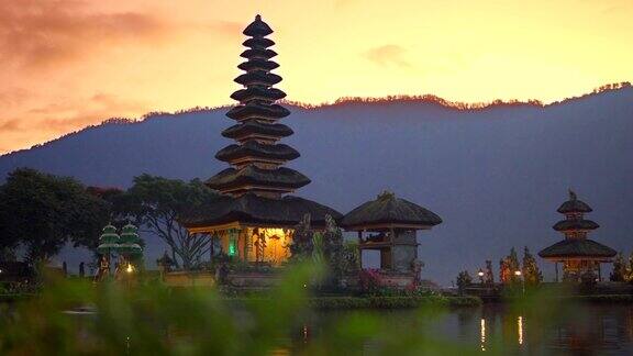 巴厘岛寺庙剪影和夕阳在印度尼西亚的圣地