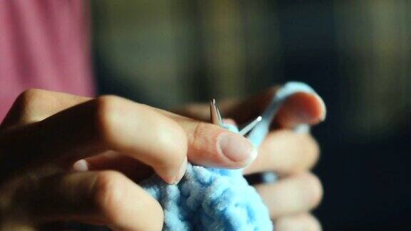 年轻女子用圆形针织针编织