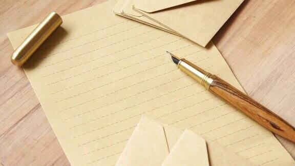 桌上有信封、空纸和钢笔
