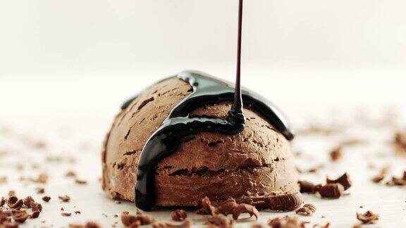 巧克力冰淇淋旁边是巧克力片巧克力酱倒了出来