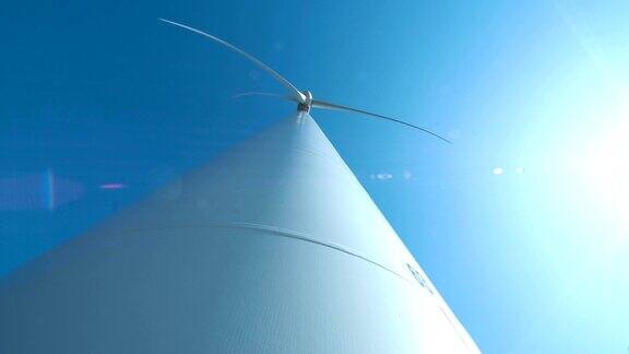风力发电机与旋转螺旋桨在晴天