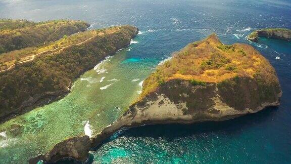 印度尼西亚努沙佩尼达岛阿图海滩上的岩石4k鸟瞰图
