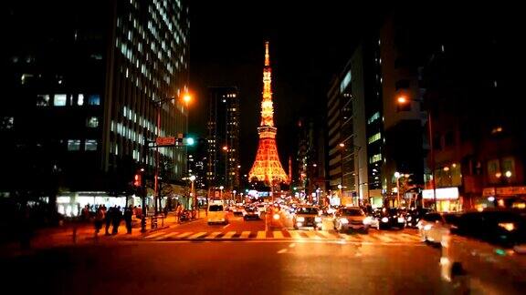 繁忙的街道在夜晚与东京塔