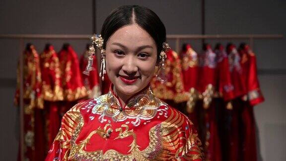 在群瓜美丽的中国新娘的大头照